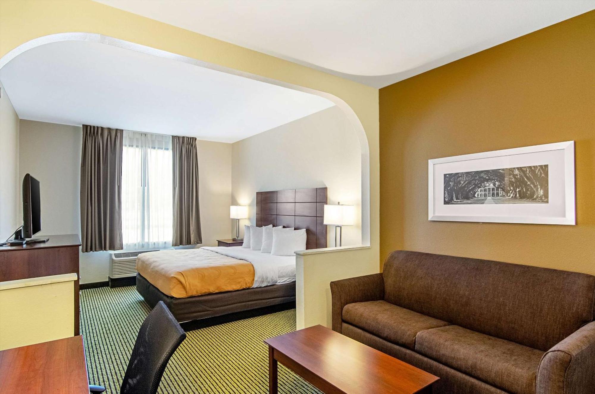 Quality Inn & Suites Near Tanger Outlet Mall Ґонзалес Екстер'єр фото