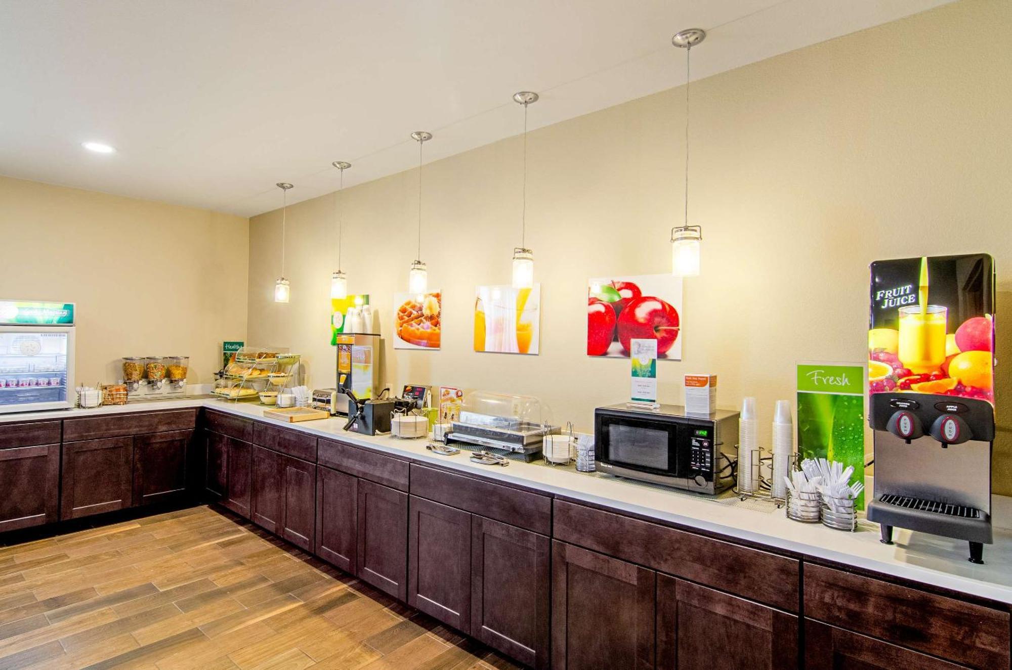 Quality Inn & Suites Near Tanger Outlet Mall Ґонзалес Екстер'єр фото