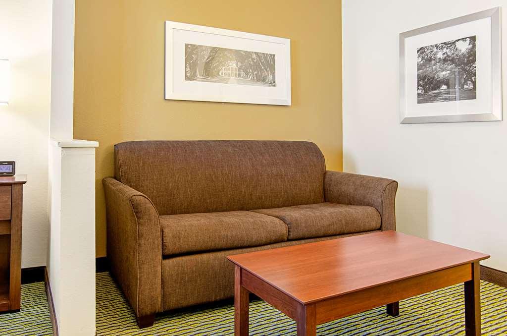 Quality Inn & Suites Near Tanger Outlet Mall Ґонзалес Номер фото
