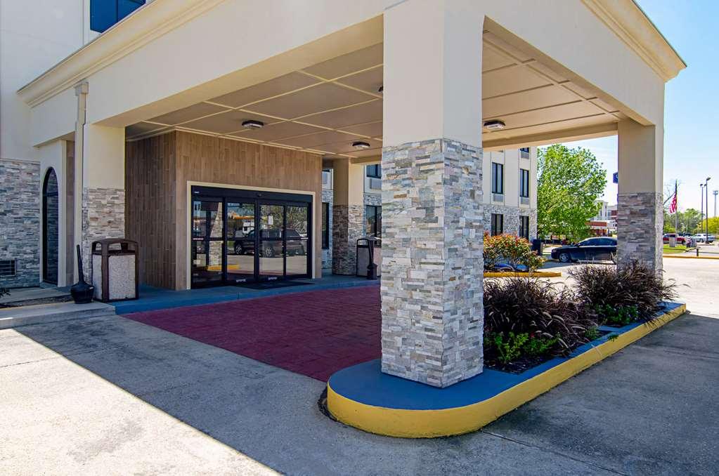 Quality Inn & Suites Near Tanger Outlet Mall Ґонзалес Екстер'єр фото